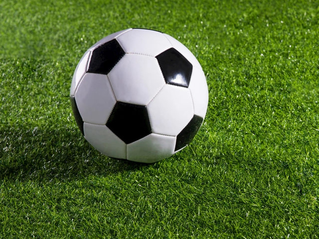 足球爱好者观看比赛场景